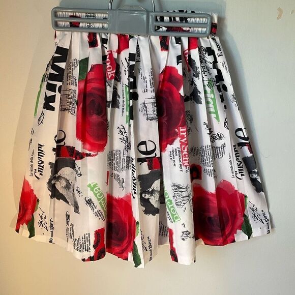 Pleated Newsprint Miniskirt! Red Roses, Green Leaves. Carrie Bradshaw Vibes! - Picture 3 of 8